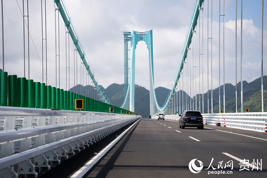 大橋正式通車后,車輛通過大橋。人民網(wǎng)記者 涂敏攝