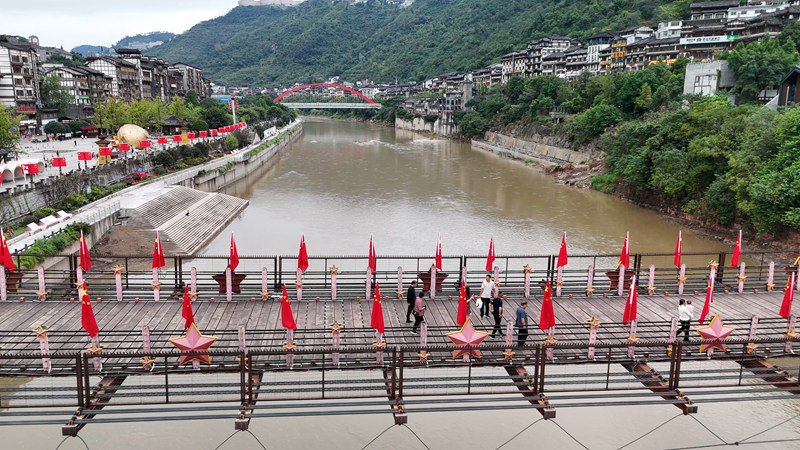 紅軍橋上已經安裝好五星紅旗。