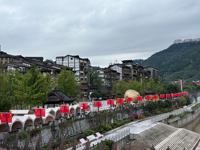 茅臺鎮已經安裝好五星紅旗。