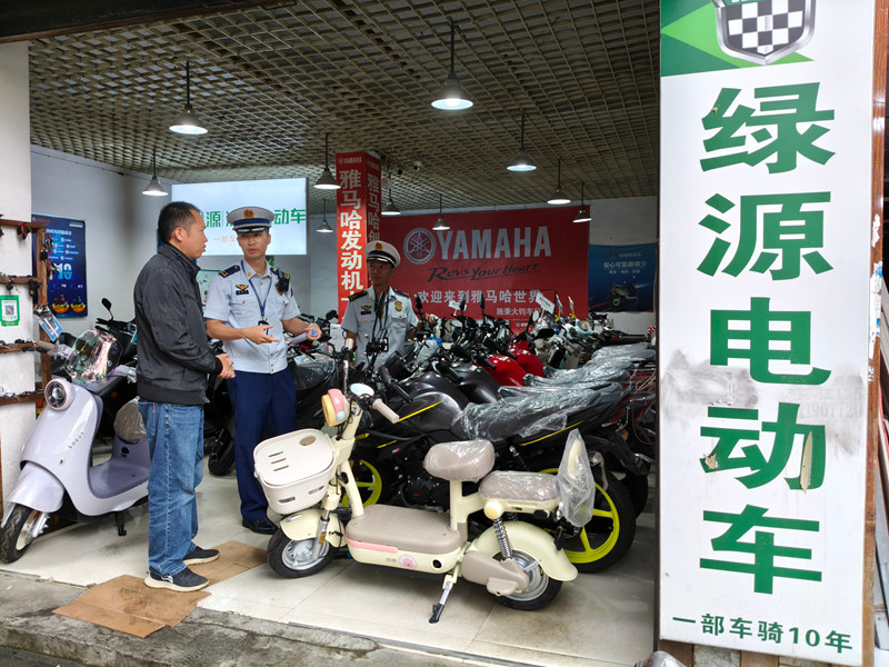 消防人員在電動車銷售點展開節前檢查。