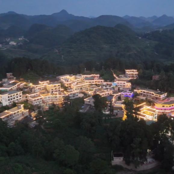 夜幕降臨，貴州省清鎮市衛城鎮上水村長田組的山坳里，篝火躍動，鼓點激昂。