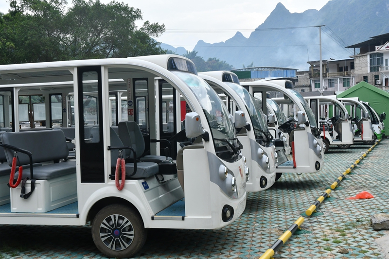 景區(qū)內(nèi)整齊排放的擺渡觀光車 .jpg