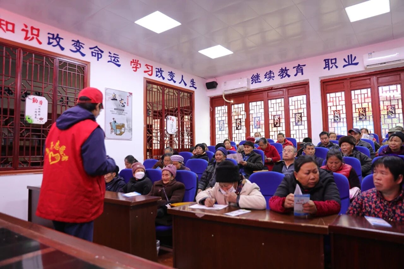 2 圖為青年志愿者深入松桃縣團山社區給社區居民講道路交通安全課程.jpg