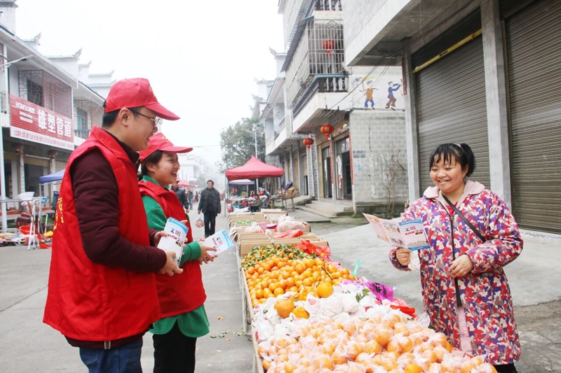 6 圖為松桃公路管理段團支部聯合長興堡鎮大地村文明實踐中心開展文明交通宣傳.jpg
