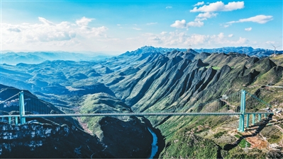 圖為9月28日拍攝的正式通車的花江峽谷大橋。