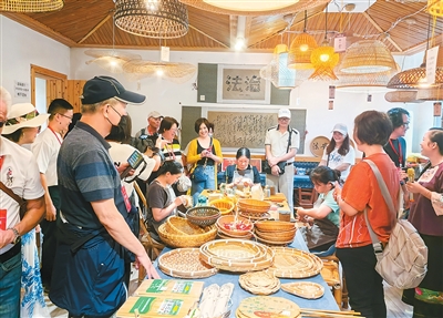 參加第十屆“黔臺(tái)會(huì)”的臺(tái)灣嘉賓實(shí)地考察竹產(chǎn)業(yè)發(fā)展情況并簽約。