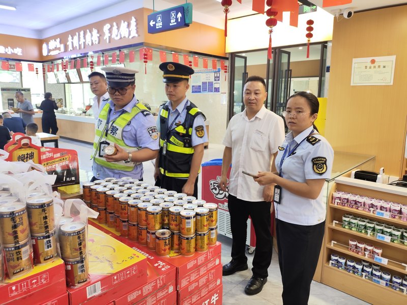 貴州省交通運輸綜合行政執(zhí)法七支隊十一大隊檢查服務(wù)區(qū)商店食品安全。