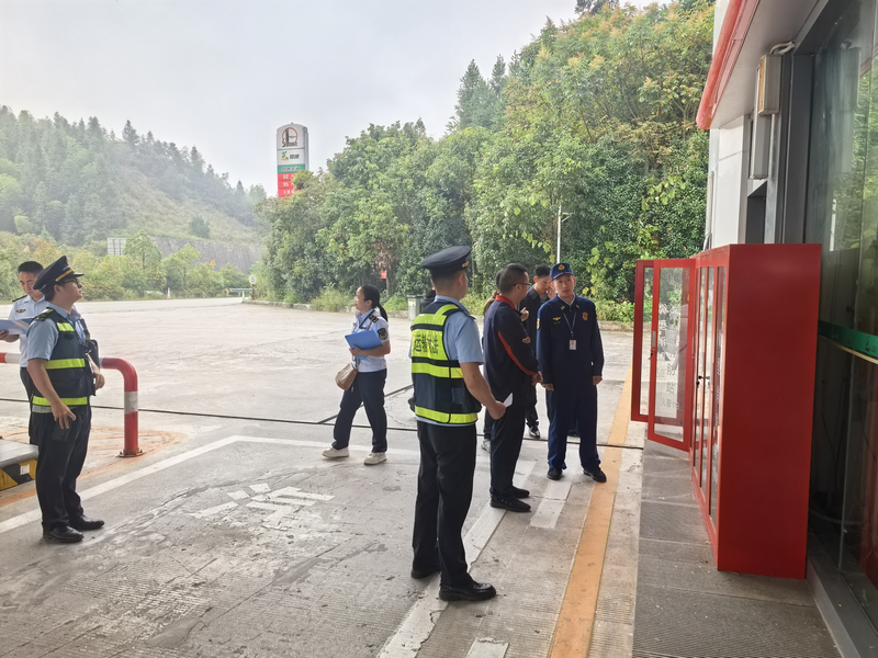 貴州省交通運輸綜合行政執(zhí)法七支隊十一大隊檢查加油站消防。