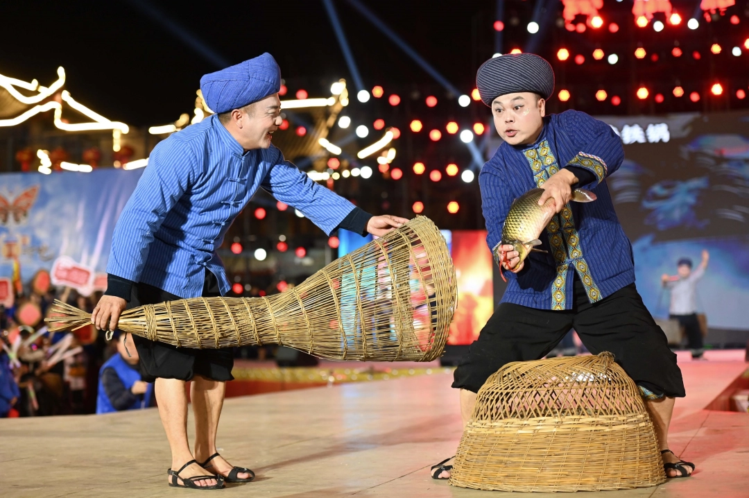 村晚舞臺，群眾展示田魚。謝慧芳攝