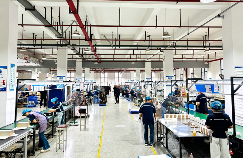 3、走進慶豐村的俊豐包材園區，生產線上，機器發出輕快而有節奏的轟鳴，工人們正在進行包裝作業。王燁 攝.jpg