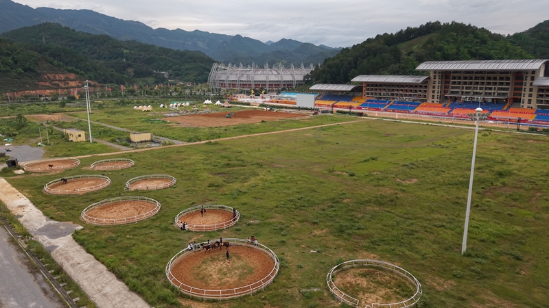 增加新的馬術(shù)訓(xùn)練場(chǎng)。