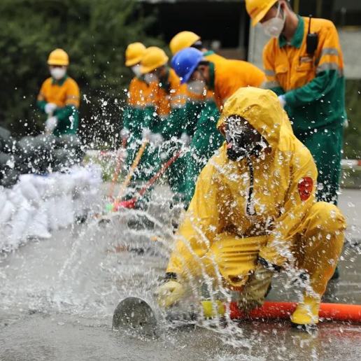 9月19日，畢節市在赫章縣水泥廠舉行2025年突發環境事件應急救援聯合演練。本次演練模擬一輛氨水運輸罐車在廠區大門處發生意外......