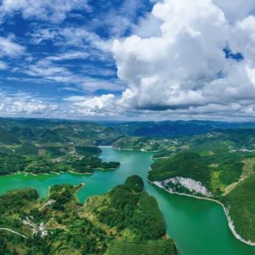 “嗚——”，汽笛清脆，劃破黔中山谷的寧靜。鄧生華穩穩掌著“斯拉河01號”舵盤，船頭劈開碧浪，浪花翻涌間水鳥盤旋......