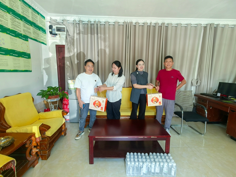 施秉縣委社會工作部聯合縣交通運輸局、縣市場監管局,共同開展“雙節送暖”關心關愛新就業群體活動