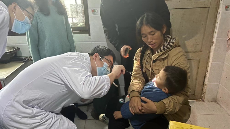 幸福微笑團隊上門為患兒檢查。貴陽市計生協供圖.jpg