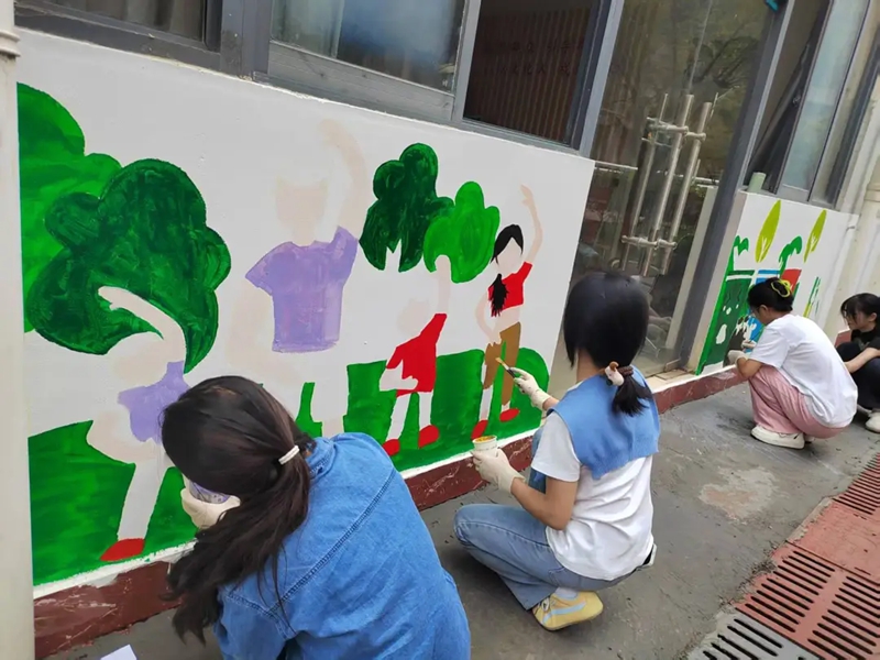 居民上陣手繪墻畫。