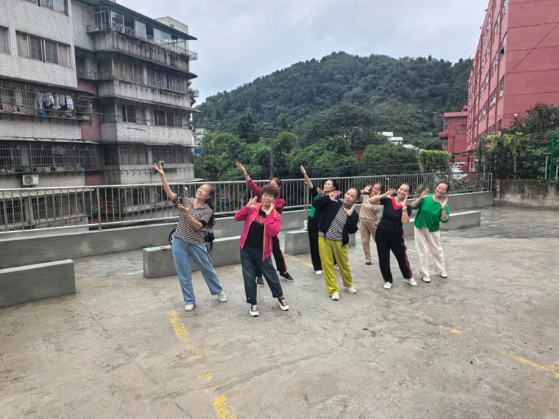 南婭社區(qū)堡坎改造后,居民在此鍛煉。