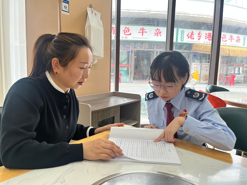 新蒲新區稅務局工作人員點對點輔導個體工商戶 （供圖：國家稅務總局貴州新蒲經濟開發區稅務局 楊小萱）.jpg