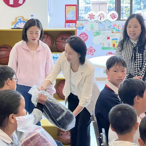 9月27日，碧江區正光社區陽光驛站內暖意融融，由省婦聯牽頭，聯合省為愛黔行公益服務中心及市、區婦聯共同舉辦的“晨光文具彩虹公益心愿包”捐贈儀式暨“愛心媽媽”賦能行動啟動儀式在此圓滿落幕。