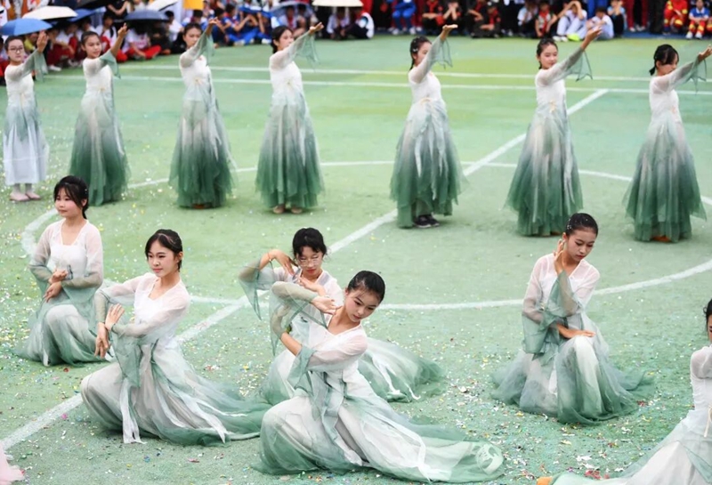 9月29日，貴陽市第十八中學第四十五屆體育藝術節開幕式節目展演現場。