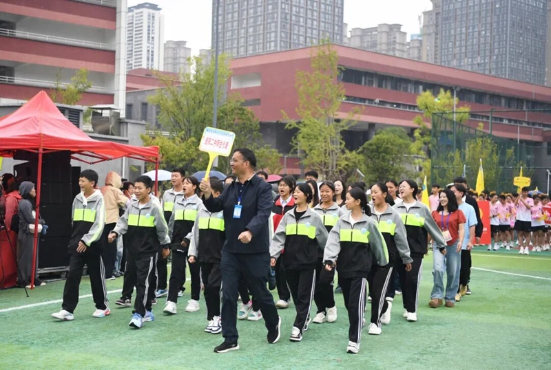9月29日，貴陽市第十八中學精準幫扶的威寧迤那第二中學師生代表方隊參加第四十五屆體育藝術節開幕式入場式。