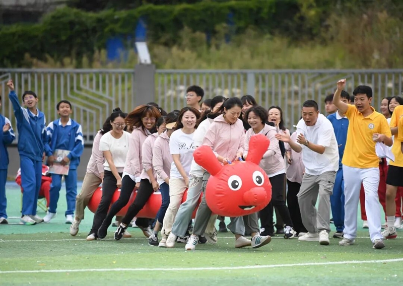 9月29日，在貴陽市第十八中學第四十五屆體育藝術節現場，師生們正進行旱地龍舟賽趣味運動比賽。