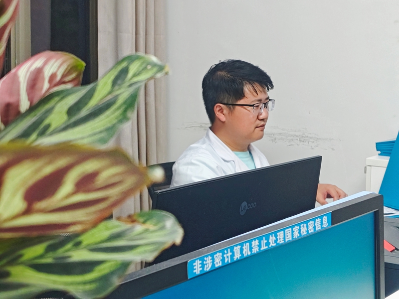 桐梓縣中醫醫院值班醫生正在錄入病人病歷 陳娟攝.jpg