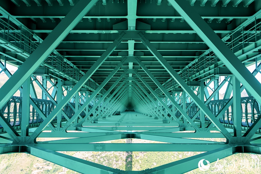 花江峽谷大橋內部的鋼結構。人民網記者 涂敏攝