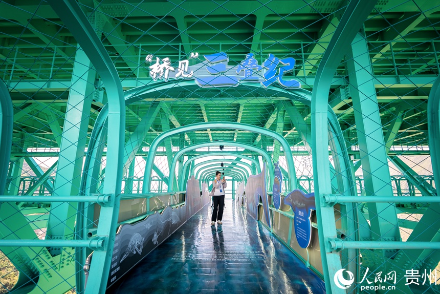 參觀者在大橋觀光廊道上的化石科普區打卡拍照。人民網記者 涂敏攝
