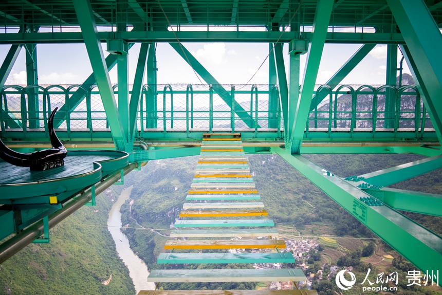 花江峽谷大橋上設(shè)置的高空體驗(yàn)項(xiàng)目。人民網(wǎng)記者 涂敏攝