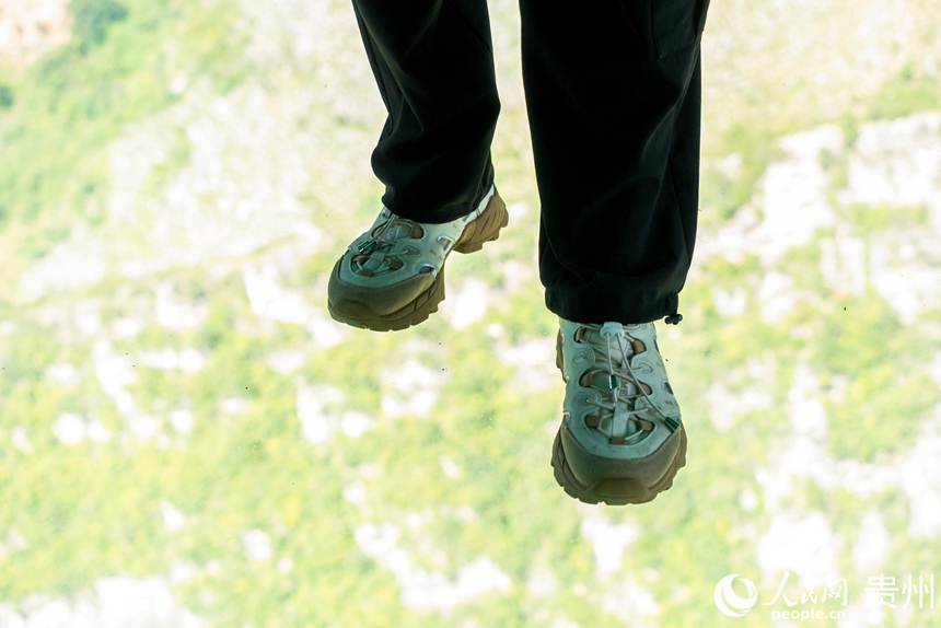 參觀者在花江峽谷大橋中部的玻璃觀光廳體驗獨特的觀景視角。人民網記者 涂敏攝