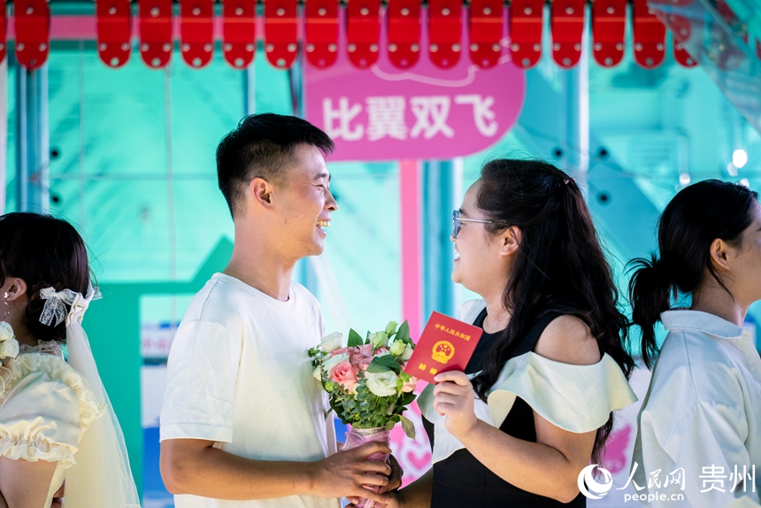 新人在花江峽谷大橋上拍攝紀念照。人民網記者 涂敏攝