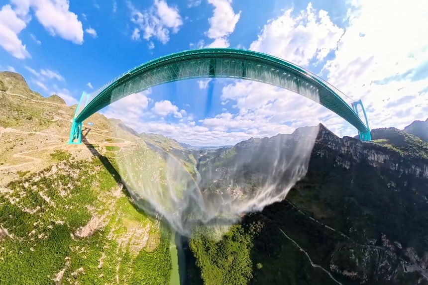 花江峽谷大橋正在進行水巨型幕測試。動靜貴州視頻截圖