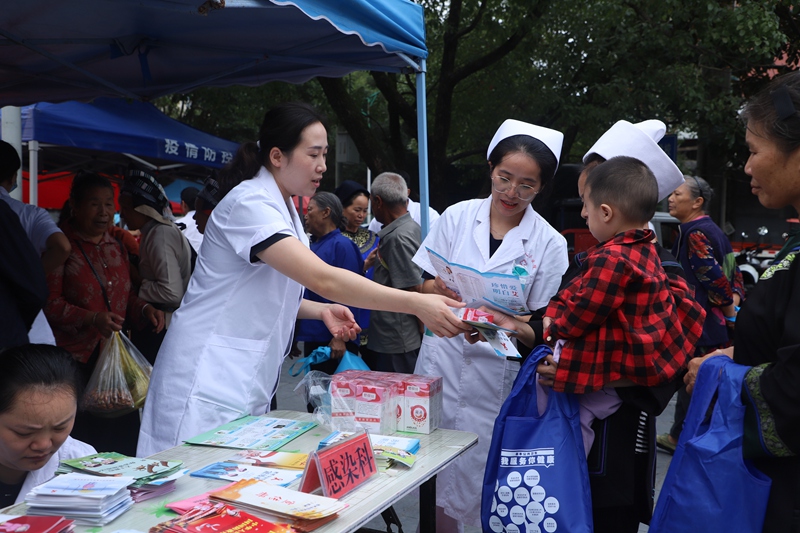 發(fā)放宣傳資料。