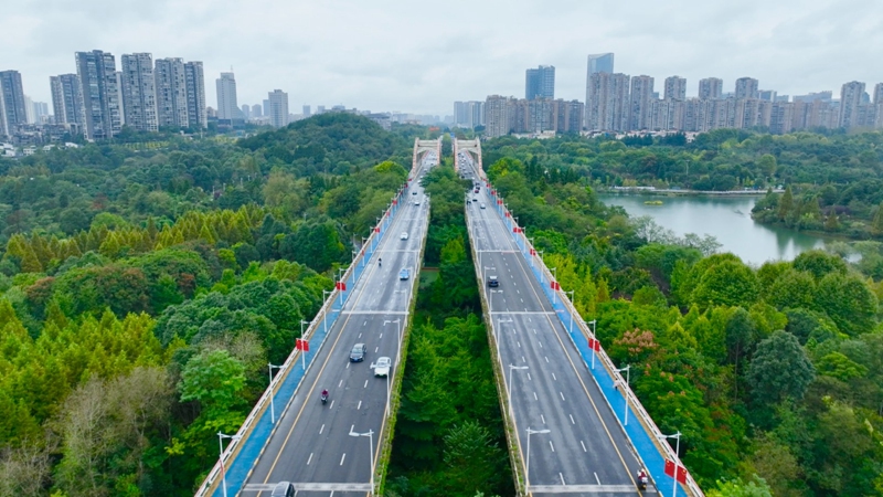 5、大街小巷被鮮艷的“中國紅”包裹，成為城市最美的底色。