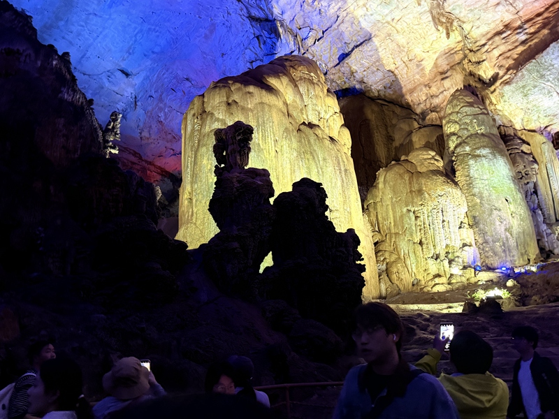 采風團走進織金洞。劉心怡攝