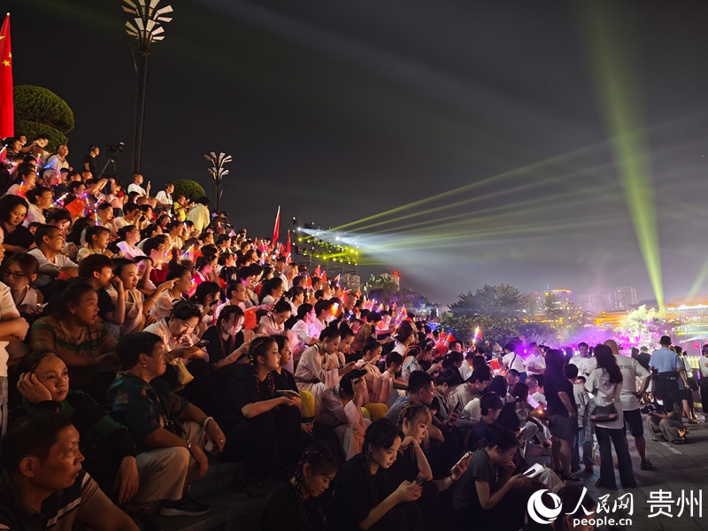 觀眾正在觀看節目表演。 人民網 黃小桃攝.jpg