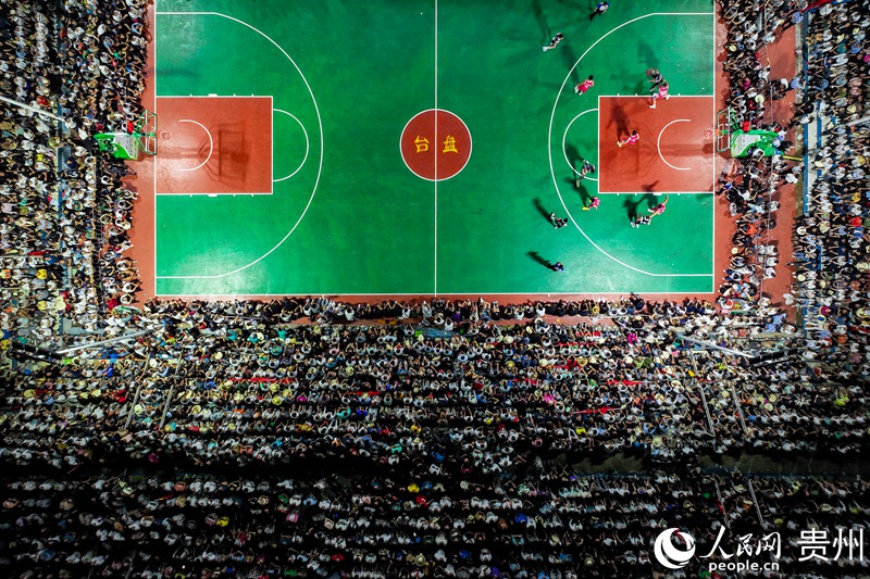 1 航拍貴州臺江縣臺盤“村BA”現場。人民網 涂敏 攝