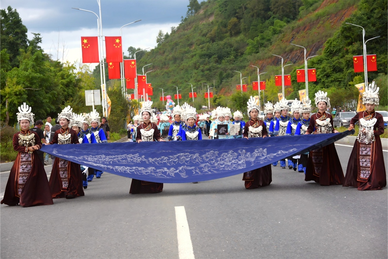 貴州水族馬尾繡方隊。