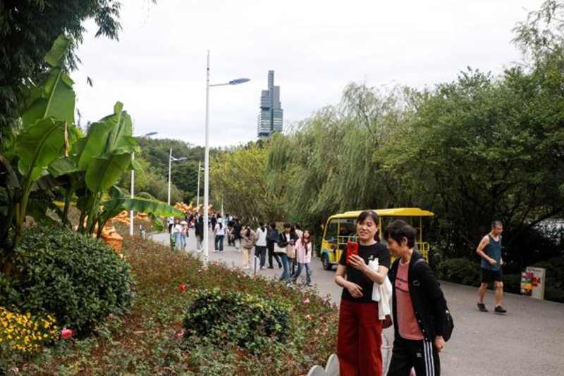 8、游客在觀山湖公園游玩。