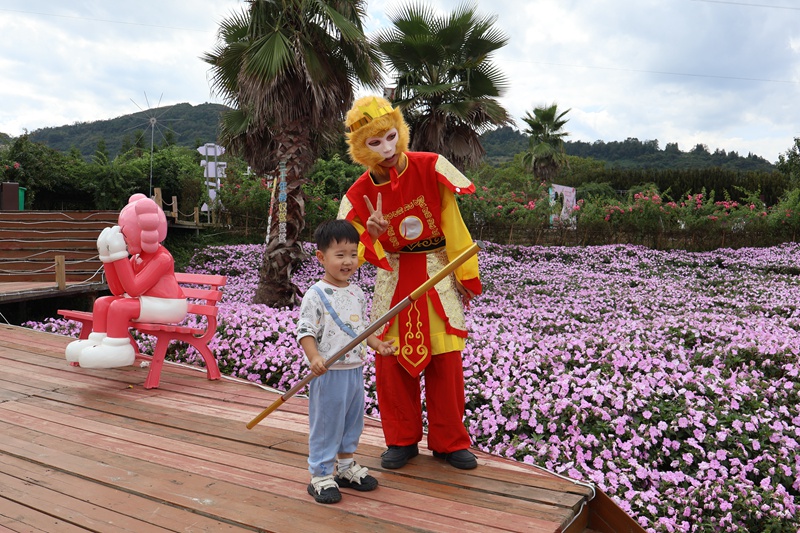 3、游客與景區國風NPC合影留念。 王裕攝