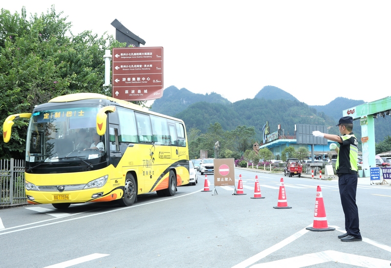 交警在景區東門指揮調度保暢通。戴友維攝