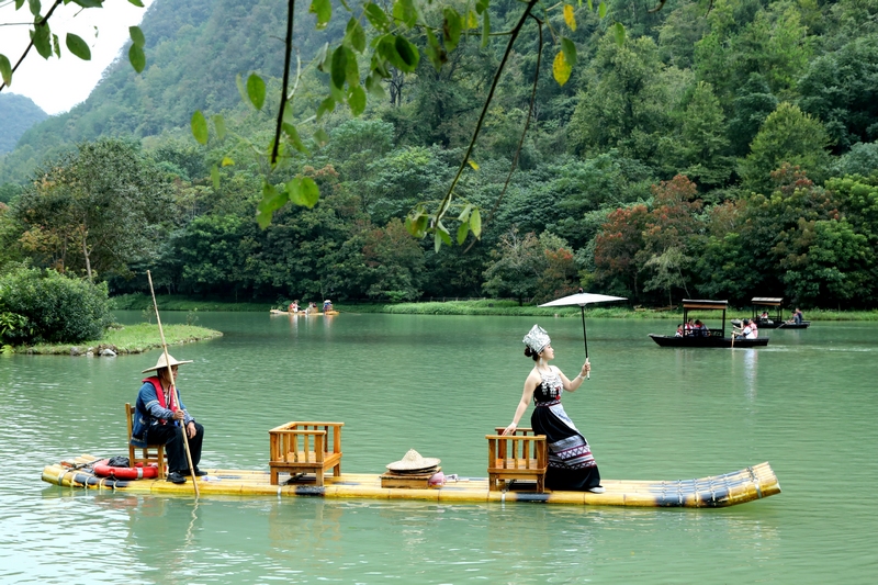游客穿民族服飾拍照打卡,沉浸于湖光山色間。戴友維攝