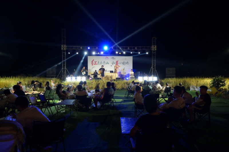 游客在稻田里聽音樂節。