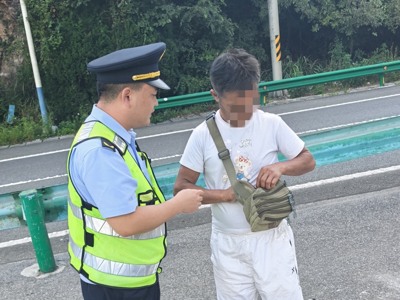 在高速發現殘疾男子尋找身份信息。