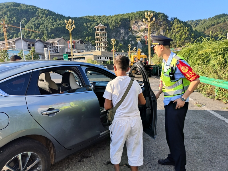 家屬安全將殘疾男子帶回家。