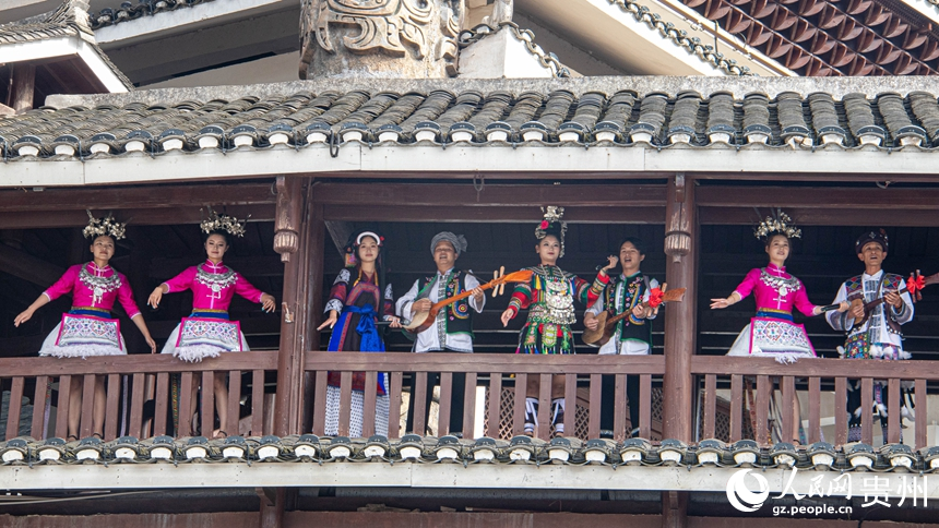 多人演唱侗族大歌。 人民網 黃小桃攝