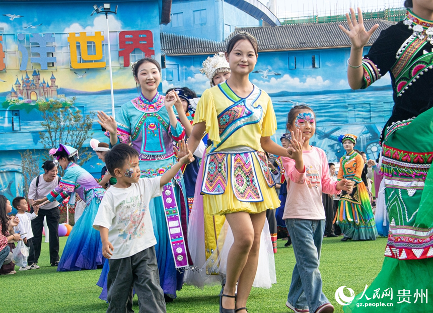 巡游現場。 人民網 黃小桃攝