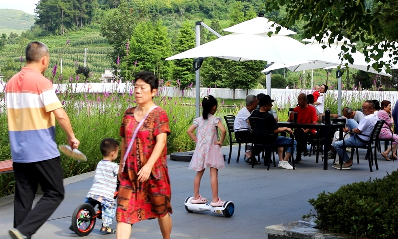 前來避暑納涼的游客 。陳桂良攝.jpg