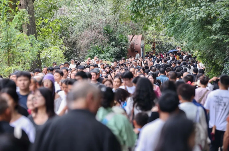 黔靈山雙節人氣旺。